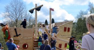 Das beliebte Piratenschiff im Bärenloch wurde Opfer von Vandalen und besprüht, die Stadt Solingen hat Strafanzeige gestellt. (Archivfoto: © Martina Hörle)