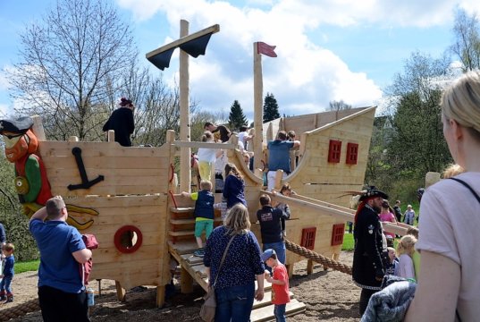 Das beliebte Piratenschiff im Bärenloch wurde Opfer von Vandalen und besprüht, die Stadt Solingen hat Strafanzeige gestellt. (Archivfoto: © Martina Hörle)