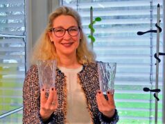 Christine Lacroix, zweite Vorsitzende des Vereins Museum Plagiarius e.V., präsentiert die diesjährigen „Gewinner“ des Plagiarius-Preises. Hier zeigt sie das Original Superglas von koziol (li.) sowie die Fälschung. (Foto: © Martina Hörle)