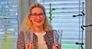 Christine Lacroix, zweite Vorsitzende des Vereins Museum Plagiarius e.V., präsentiert die diesjährigen „Gewinner“ des Plagiarius-Preises. Hier zeigt sie das Original Superglas von koziol (li.) sowie die Fälschung. (Foto: © Martina Hörle)