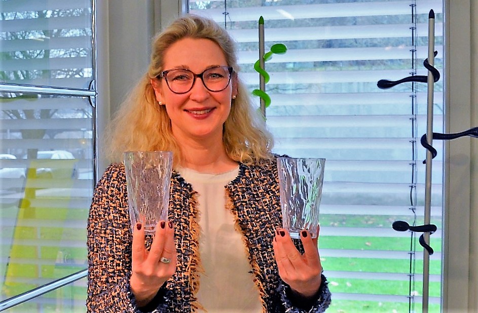 Christine Lacroix, zweite Vorsitzende des Vereins Museum Plagiarius e.V., präsentiert die diesjährigen „Gewinner“ des Plagiarius-Preises. Hier zeigt sie das Original Superglas von koziol (li.) sowie die Fälschung. (Foto: © Martina Hörle)