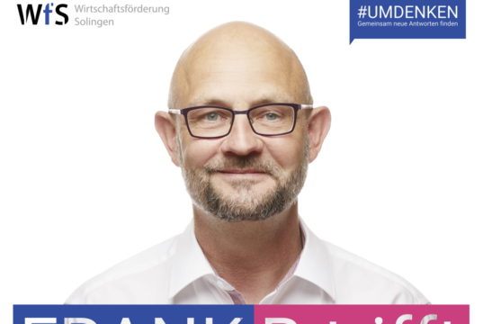 Der #UMDENKEN-Podcast der Wirtschaftsförderung erzählt von Menschen und Geschichten und beleuchtet relevante Themen der Solinger Wirtschaft, wie etwa Digitalisierung oder neue räumliche Distanz und diskutiert diese aus verschiedenen Perspektiven. (Foto: © Wirtschaftsförderung)