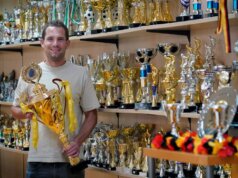 Marcel Schließer stieg 2019 in den Handel mit Pokalen, Medaillen und Ehrenpreisen ein und leitet seit einem Jahr die Geschicke von pokalhammer.de und damit nicht nur den Verkauf im Ladenlokal in Solingen, sondern auch den Online-Handel deutschlandweit. (Foto © Marcel Schließer)