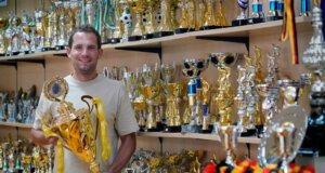 Marcel Schließer stieg 2019 in den Handel mit Pokalen, Medaillen und Ehrenpreisen ein und leitet seit einem Jahr die Geschicke von pokalhammer.de und damit nicht nur den Verkauf im Ladenlokal in Solingen, sondern auch den Online-Handel deutschlandweit. (Foto © Marcel Schließer)