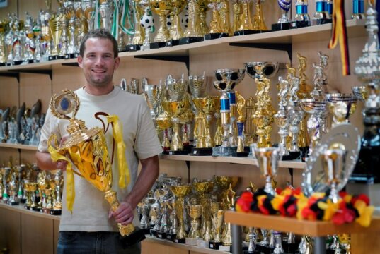 Marcel Schließer stieg 2019 in den Handel mit Pokalen, Medaillen und Ehrenpreisen ein und leitet seit einem Jahr die Geschicke von pokalhammer.de und damit nicht nur den Verkauf im Ladenlokal in Solingen, sondern auch den Online-Handel deutschlandweit. (Foto © Marcel Schließer)