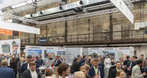 Gemeinschaftsstand des „Bergisches Städtedreieck – Wuppertal, Remscheid, Solingen“ in Kooperation mit der Bergischen Struktur- und Wirtschaftsförderungsgesellschaft auf der polis Convention in Düsseldorf. (Foto: © Simon Wierzba / Bergische Gesellschaft)
