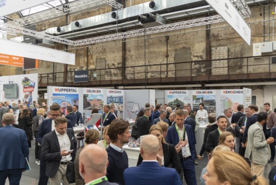 Gemeinschaftsstand des „Bergisches Städtedreieck – Wuppertal, Remscheid, Solingen“ in Kooperation mit der Bergischen Struktur- und Wirtschaftsförderungsgesellschaft auf der polis Convention in Düsseldorf. (Foto: © Simon Wierzba / Bergische Gesellschaft)