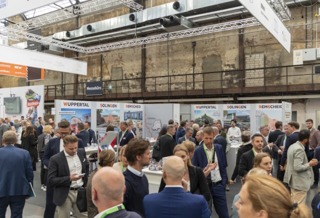 polis-convention-solingen-business Gemeinschaftsstand des „Bergisches Städtedreieck – Wuppertal, Remscheid, Solingen“ in Kooperation mit der Bergischen Struktur- und Wirtschaftsförderungsgesellschaft auf der polis Convention in Düsseldorf. (Foto: © Simon Wierzba / Bergische Gesellschaft)