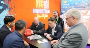 polis Düsseldorf 2026: v.re. Emilio Bertarelli (Geschäftsführer der SIM GmbH), Maximilian Friedrich (Persönlicher Referent des Oberbürgermeisters), davor Solingens Oberbürgermeister Daniel Flemm und Achim Willke (Geschäftsführer Solingen.Business) im Gespräch mit dem Management der CTP Deutschland B.V.. (Foto: © Bastian Glumm)