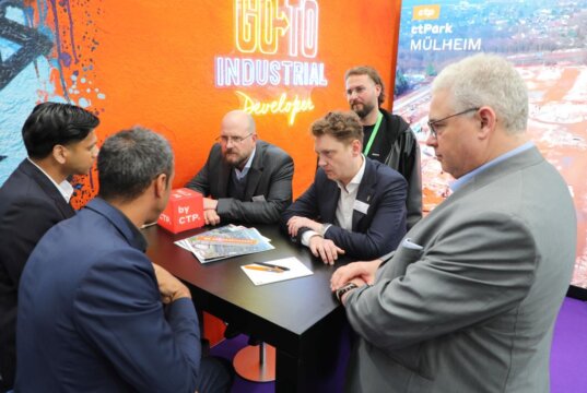 polis Düsseldorf 2026: v.re. Emilio Bertarelli (Geschäftsführer der SIM GmbH), Maximilian Friedrich (Persönlicher Referent des Oberbürgermeisters), davor Solingens Oberbürgermeister Daniel Flemm und Achim Willke (Geschäftsführer Solingen.Business) im Gespräch mit dem Management der CTP Deutschland B.V.. (Foto: © Bastian Glumm)