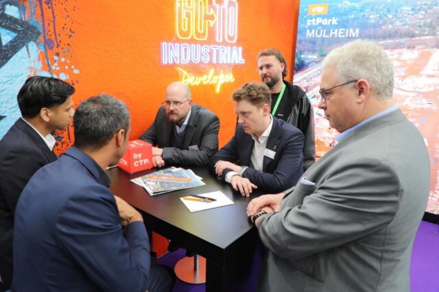polis Düsseldorf 2026: v.re. Emilio Bertarelli (Geschäftsführer der SIM GmbH), Maximilian Friedrich (Persönlicher Referent des Oberbürgermeisters), davor Solingens Oberbürgermeister Daniel Flemm und Achim Willke (Geschäftsführer Solingen.Business) im Gespräch mit dem Management der CTP Deutschland B.V.. (Foto: © Bastian Glumm)