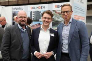 Trafen sich auf der polis in Düsseldorf: v.li. Achim Willke (Geschäftsführer Solingen.Business), Oberbürgermeister Daniel Flemm, Sebastian Greif (Vorstandsvorsitzender Stadt-Sparkasse Solingen). (Foto: © Bastian Glumm)