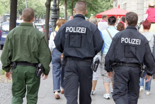 NRW-Innenminister Ralf Jäger (SPD) forderte die Kommunen dazu auf, alle Weihnachtsmärkte auf den Faktor Sicherheit hin zu überprüfen. Solingen hat bereits reagiert. (Symbolfoto: B. Glumm)