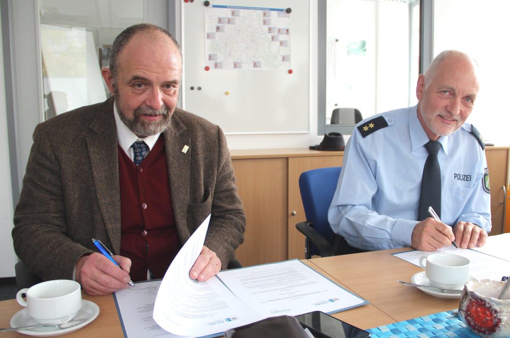 Ordnungsdezernent Jan Welzel (li.) unterschrieb am Donnerstag für die Stadt Solingen die Kooperationsvereinbarung mit der Polizei, die Robert Hall, Leiter der Polizeiinspektion Solingen, ebenso unterzeichnete. (Foto: © B. Glumm)