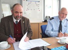 Ordnungsdezernent Jan Welzel (li.) unterschrieb am Donnerstag für die Stadt Solingen die Kooperationsvereinbarung mit der Polizei, die Robert Hall, Leiter der Polizeiinspektion Solingen, ebenso unterzeichnete. (Foto: © B. Glumm)