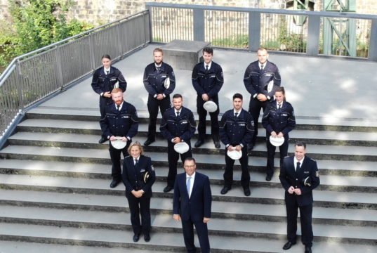 Nach abgeschlossenem Bachelor-Studium sind elf neue Polizeikommissarinnen und 26 neue Polizeikommissare des Polizeipräsidiums Wuppertal ab sofort für die Bürgerinnen und Bürger im Bergischen Städtedreieck im Einsatz. Acht junge Polizistinnen und Polizisten verstärken die Polizeiinspektion Solingen. (Foto: © Polizeipräsidium Wuppertal)
