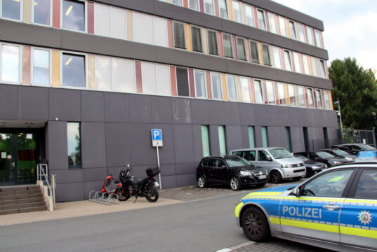 Die Polizeiwache in Solingen-Mitte an der Kölner Straße. (Archivfoto: © Bastian Glumm)