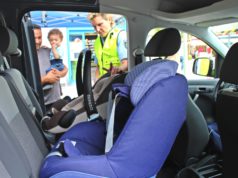 Verkehrssicherheitsberaterin Katrin Grastat von der Polizei informierte gestern gemeinsam mit Kollegen auf dem Neumarkt, wie man Kinder sicher im Fahrzeug als Mitfahrer befördert. (Foto: © Tim Oelbermann)