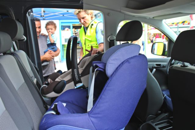 Verkehrssicherheitsberaterin Katrin Grastat von der Polizei informierte gestern gemeinsam mit Kollegen auf dem Neumarkt, wie man Kinder sicher im Fahrzeug als Mitfahrer befördert. (Foto: © Tim Oelbermann)