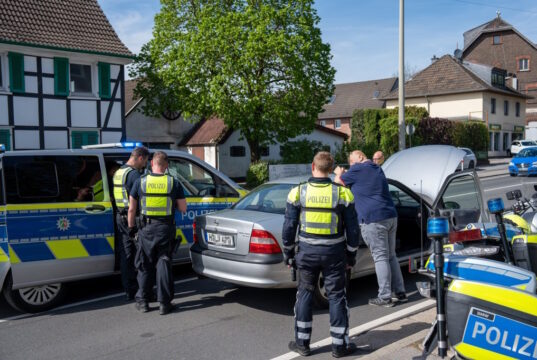 Die Polizei führte am Donnerstag von 12 bis 18 Uhr eine Großkontrolle durch. Der Schwerpunkt lag hierbei auf Drogen und Alkoholmissbrauch im Straßenverkehr. In Landwehr wurden zahlreiche Verstöße festgestellt. (Foto: © Tim Oelbermann)