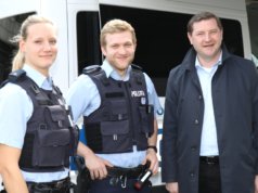 Oberbürgermeister Tim Kurzbach (re.) war am Montag einen ganzen Tag mit der Polizei in Solingen unterwegs. Er begleitete Janine Gatzke und Moritz Nennmann im Streifenwagen und schaute sich später die "Mobile Wache" an. (Foto: © Bastian Glumm)