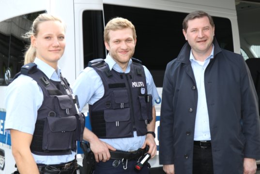 Oberbürgermeister Tim Kurzbach (re.) war am Montag einen ganzen Tag mit der Polizei in Solingen unterwegs. Er begleitete Janine Gatzke und Moritz Nennmann im Streifenwagen und schaute sich später die "Mobile Wache" an. (Foto: © Bastian Glumm)