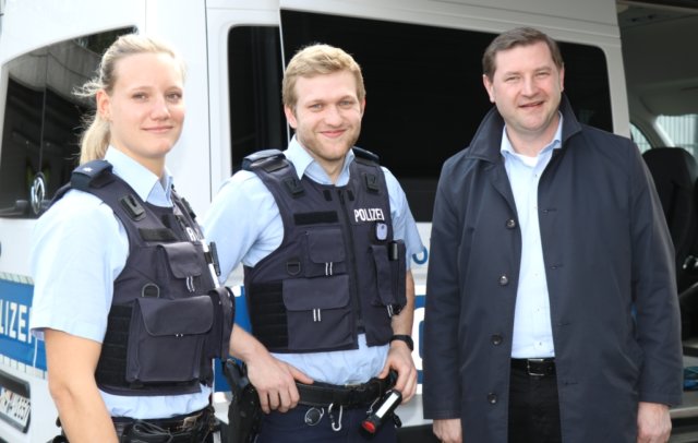 Oberbürgermeister Tim Kurzbach (re.) war am Montag einen ganzen Tag mit der Polizei in Solingen unterwegs. Er begleitete Janine Gatzke und Moritz Nennmann im Streifenwagen und schaute sich später die 