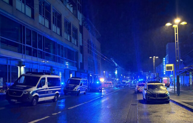 Am Freitagabend wurden auf dem Fronhof in der Innenstadt in Solingen bei einem Amoklauf mit einem Messer mindestens drei Menschen getötet. (Foto: © Tim Oelbermann)