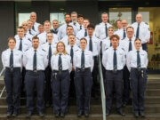 14 neue Polizeikräfte verstärken Solingen 14 neue Polizeibeamtinnen und Polizeibeamte verstärken ab sofort die Polizeiinspektion Solingen. Im Polizeipräsidium Wuppertal wurden sie offiziell begrüßt und vereidigt. (Foto: © Tim Oelbermann)