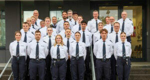 14 neue Polizeikräfte verstärken Solingen 14 neue Polizeibeamtinnen und Polizeibeamte verstärken ab sofort die Polizeiinspektion Solingen. Im Polizeipräsidium Wuppertal wurden sie offiziell begrüßt und vereidigt. (Foto: © Tim Oelbermann)