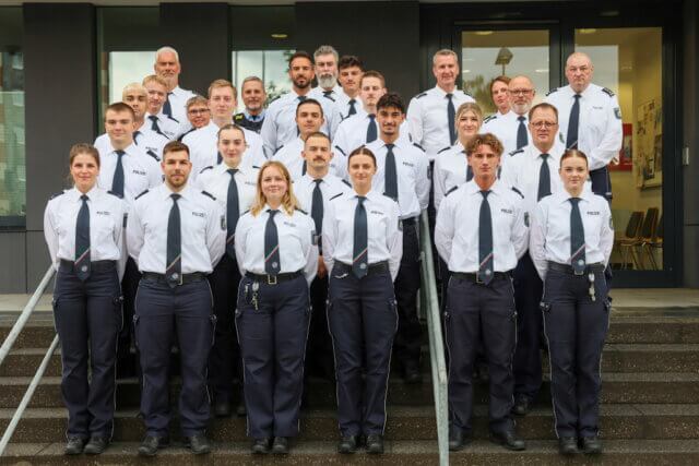 polizei-neue-september-2026 14 neue Polizeibeamtinnen und Polizeibeamte verstärken ab sofort die Polizeiinspektion Solingen. Im Polizeipräsidium Wuppertal wurden sie offiziell begrüßt und vereidigt. (Foto: © Tim Oelbermann)