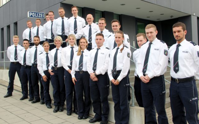 polizei-polizeiinspektion-solingen-neue-beamte-2017 20 junge Frauen und Männer - frisch aus der Ausbildung - traten am Freitag ihren Dienst bei der Polizeiinspektion Solingen an. Vier weitere Beamtinnen und Beamte kamen aus anderen Verwendungen in die Klingenstadt. In der oberen Reihe in der Mitte: Solingens Polizeichef Robert Hall. (Foto: © B. Glumm)