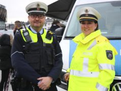 Claudia Schepanski, Leiterin der Polizeiinspektion Solingen, und Hans Hillebrand, Leiter des Schwerpunktdienstes, stellten jetzt das neue Präsenzkonzept der Polizei vor. (Foto: © Bastian Glumm)