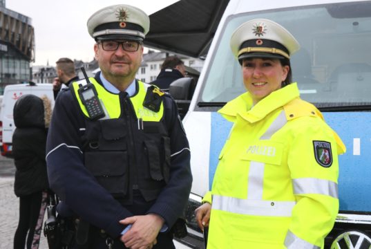 Claudia Schepanski, Leiterin der Polizeiinspektion Solingen, und Hans Hillebrand, Leiter des Schwerpunktdienstes, stellten jetzt das neue Präsenzkonzept der Polizei vor. (Foto: © Bastian Glumm)