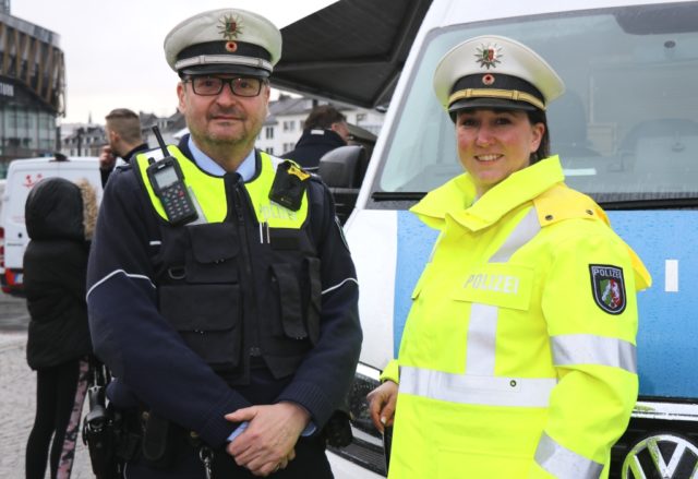 Claudia Schepanski, Leiterin der Polizeiinspektion Solingen, und Hans Hillebrand, Leiter des Schwerpunktdienstes, stellten jetzt das neue Präsenzkonzept der Polizei vor. (Foto: © Bastian Glumm)