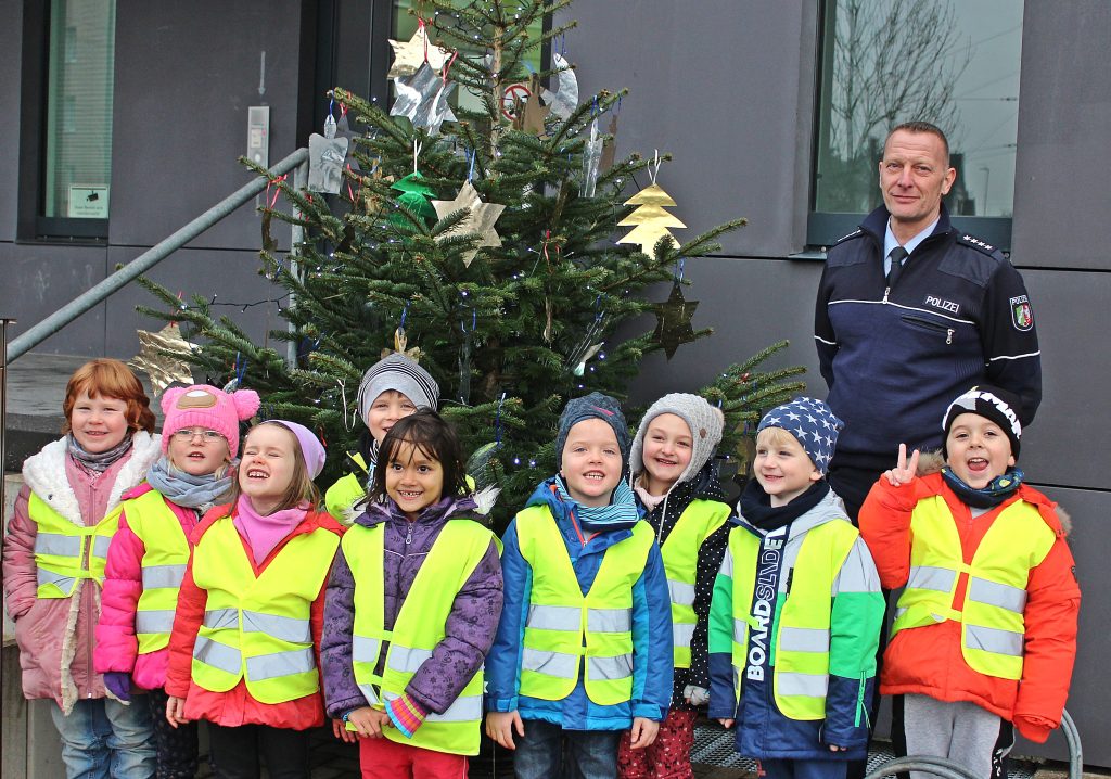 Polizeihauptkommissar Thomas Monscheuer begrüßte am Freitag gemeinsam mit seinen Kollegen die Kids der Kita Wichtelburg zum Schmücken des Weihnachtsbaumes. (Foto: © Das SolingenMagazin)