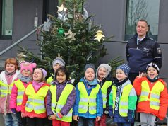 Polizeihauptkommissar Thomas Monscheuer begrüßte am Freitag gemeinsam mit seinen Kollegen die Kids der Kita Wichtelburg zum Schmücken des Weihnachtsbaumes. (Foto: © Das SolingenMagazin)