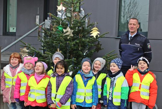 Polizeihauptkommissar Thomas Monscheuer begrüßte am Freitag gemeinsam mit seinen Kollegen die Kids der Kita Wichtelburg zum Schmücken des Weihnachtsbaumes. (Foto: © Das SolingenMagazin)