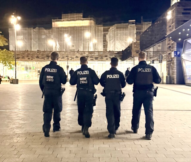 polizei-wuppertal-hauptbahnhof Die Polizei führte am Freitag großangelegte Kontrollen in Wuppertal und Solingen durch. (Foto: © Polizei Wuppertal)