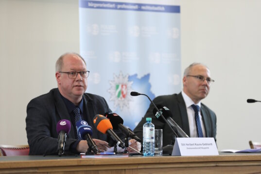 Brandanschlag und Vierfachmord in Höhscheid: Staatsanwalt Heribert Kaune-Gebhardt (li.) und Oberstaatsanwalt Wolf-Tilman Baumert informierten jetzt gemeinsam mit der Polizei über den Stand der Ermittlungen. (Foto: © Bastian Glumm)