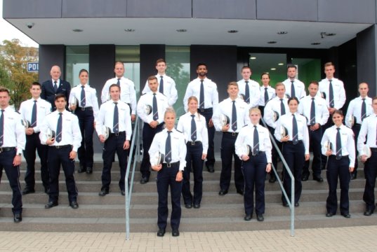 Insgesamt 23 junge Frauen und Männer traten am Montag ihren Dienst bei der Polizeiinspektion Solingen an. Sie kommen alle frisch aus der Ausbildung und werden im Streifendienst mit erfahrenen Kolleginnen und Kollegen eingesetzt. (Foto: © Bastian Glumm)