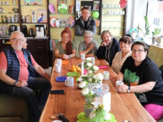In den Räumen der Helfenden Schirme in Solingen: Beim Polnischen Treffen kommt die Gruppe regelmäßig zusammen. Initiatorin Ewa Scott (3. v. r.) freut sich über den Austausch. (Foto: © Bastian Glumm)