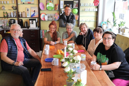 In den Räumen der Helfenden Schirme in Solingen: Beim Polnischen Treffen kommt die Gruppe regelmäßig zusammen. Initiatorin Ewa Scott (3. v. r.) freut sich über den Austausch. (Foto: © Bastian Glumm)