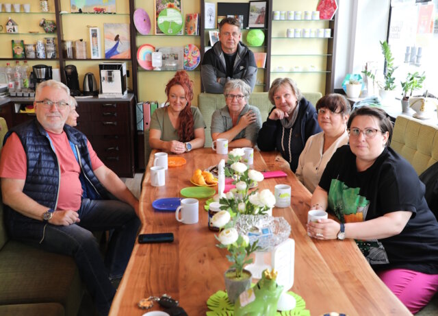 In den Räumen der Helfenden Schirme in Solingen: Beim Polnischen Treffen kommt die Gruppe regelmäßig zusammen. Initiatorin Ewa Scott (3. v. r.) freut sich über den Austausch. (Foto: © Bastian Glumm)