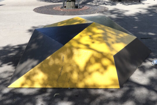 Mehrere Polygone sollen die Ohligser Fußgängerzone bereichern. Die vieleckigen Spielgeräte sind aus Stahl und mit Kunststoff überzogen. (Foto: © Bastian Glumm)