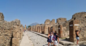 Wer in Kampanien im Bereich Neapel auf Reisen ist, der kommt um einen Besuch des historischen Pompeji nicht herum. Weite Teile der antiken Stadt, die im Jahre 79 nach dem Ausbruch des Vesuvs begraben wurde, sind ausgegraben und können besichtigt werden. (Foto: © Bastian Glumm)