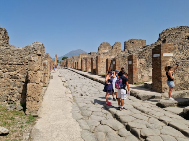 Wer in Kampanien im Bereich Neapel auf Reisen ist, der kommt um einen Besuch des historischen Pompeji nicht herum. Weite Teile der antiken Stadt, die im Jahre 79 nach dem Ausbruch des Vesuvs begraben wurde, sind ausgegraben und können besichtigt werden. (Foto: © Bastian Glumm)