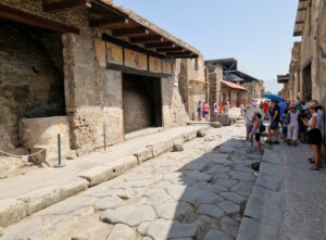 Ganze Straßenzüge wurden in Pompeji wiederhergestellt. Erste Ausgrabungen begannen bereits im 18. Jahrhundert. (Foto: © Bastian Glumm)