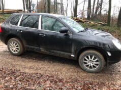 Am frühen Mittwochnachmittag versuchten die Nutzer eines Porsche Cayenne sich einer Verkehrskontrolle in Solingen zu entziehen. (Foto: © Polizei Wuppertal)