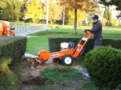 In Aktion für einen neuen Weg zum Vereinsheim des Post SV ohne Stolperfallen: die Baumstumpffräse von Boels Rental Solingen. (Foto: © Post SV Solingen)